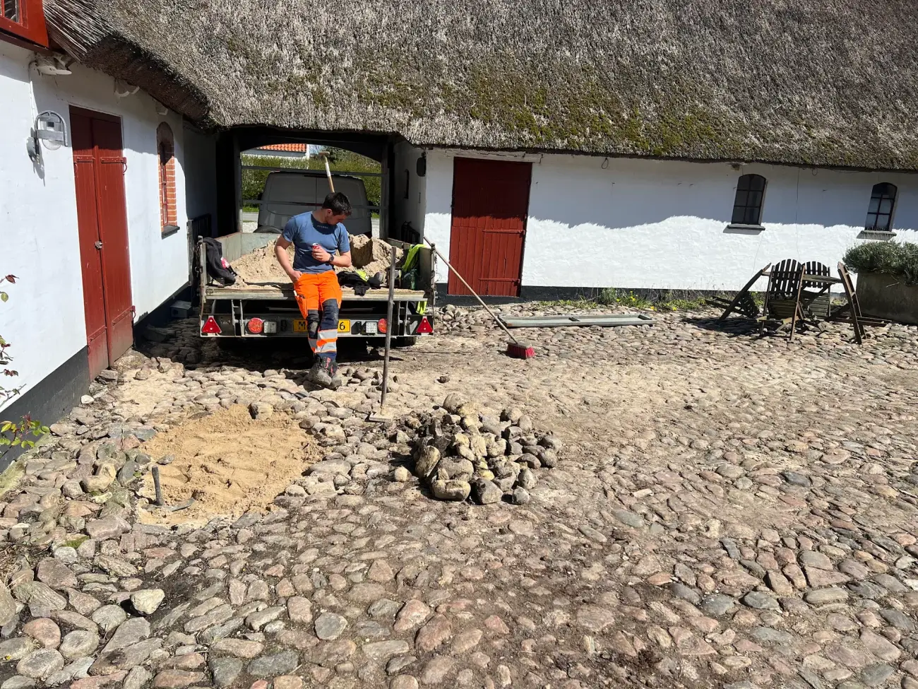Pigstensbelægning i gårdhave i Nordsjælland